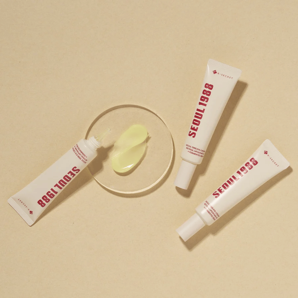 SEOUL 1988 Eye Cream - Retinal Liposom 4% + Fermenterte Bønner

Denne øyekremen er beriket med 4% Retinal Liposom og Fermenterte bønner, som gir intensiv næring og hjelper til med å redusere fine linjer og mørke ringer under øynene.

🌟 Fordeler:
✔ Retinal Liposom 4% – Styrker hudens elastisitet og reduserer rynker
✔ Fermenterte bønner – Næringsrik formel for økt fasthet
✔ Myk og lettabsorbert – Passer også sensitiv hud

Perfekt for å fukte og friske opp øyeområdet! 👁✨