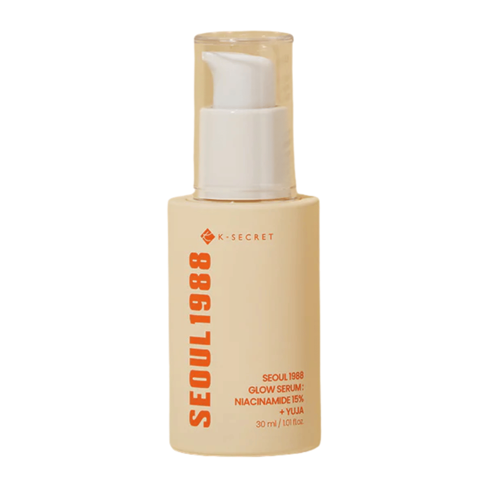 Flaske med K-SECRET Seoul 1988 Glow Serum Niacinamide 15% + Yuja, 30 ml, med pumpe og minimalistisk beige design.