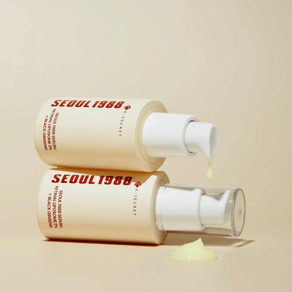 SEOUL 1988 Serum - Retinal Liposome 2% + Black Ginseng

Et kraftfullt anti-aging-serum som kombinerer 2% Retinal Liposome og Svart Ginseng for å fremme cellefornyelse, jevne ut hudtonen og gi en fastere hud.

Retinal Liposome 2%: En avansert form for retinoid som effektivt reduserer rynker og fine linjer.
Svart Ginseng: Rik på antioksidanter, styrker hudbarrieren og gir næring i dybden.
Hurtigabsorberende formel: Lett konsistens som trenger dypt inn i huden uten å irritere.
Perfekt for deg som vil ha