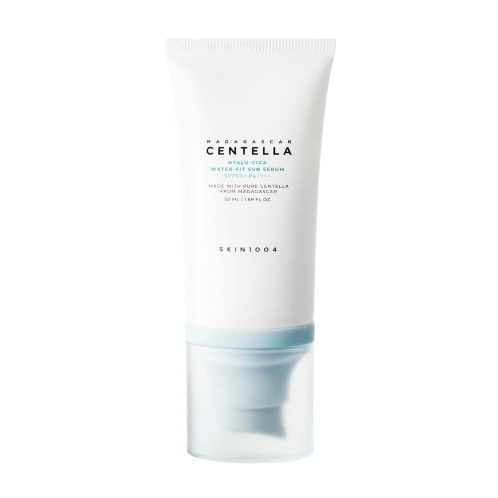Madagascar Centella Hyalu-Cica Water-Fit Sun Serum 50ml fra SKIN1004 beskytter mot UV-stråler samtidig som det øker fuktigheten med Madagascar Centella.