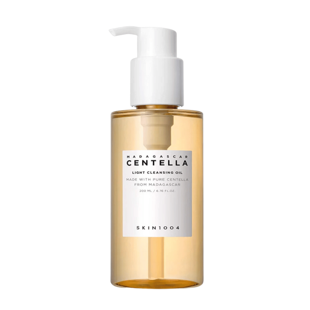 En flaske Madagascar Centella Light Cleansing Oil 200ml fra SKIN1004 på hvit bakgrunn, for rengjøring og hudpleie.