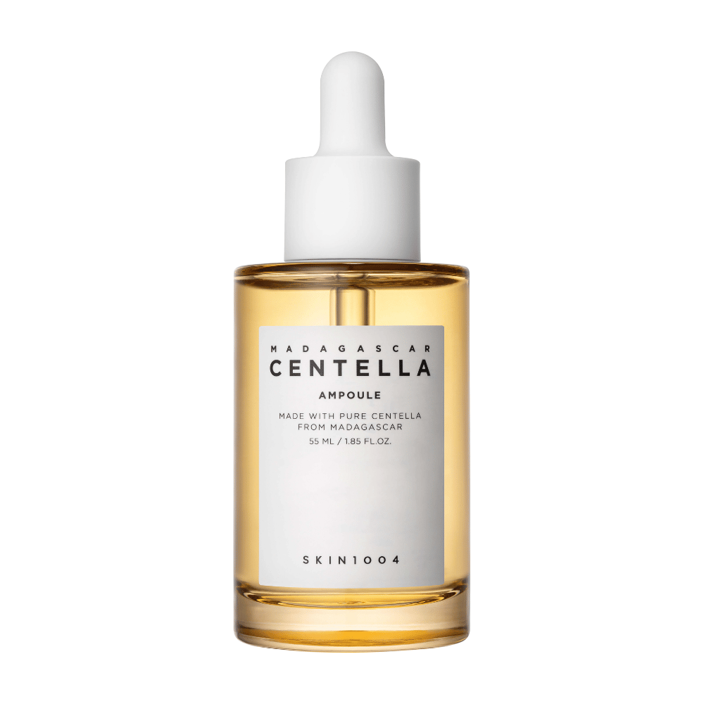 En glassflaske med dråpekork fra SKIN1004, Madagascar Centella Ampoule, med informasjon om centella fra Madagaskar, mot en hvit bakgrunn.