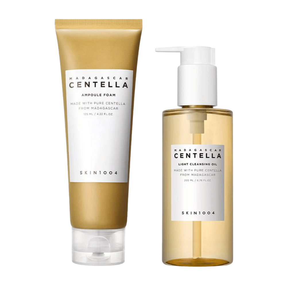 SKIN1004 Madagascar Centella Double Cleansing Duo Set med Ampoule Foam i brun tube og Cleansing Oil i transparent pumpeflaske, begge med minimalistisk hvit etikett.