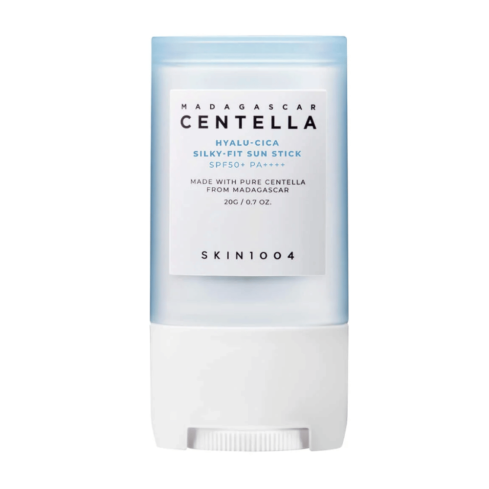 Lukket solkremstift fra SKIN1004, SPF50+, med centella fra Madagaskar, mot hvit bakgrunn.