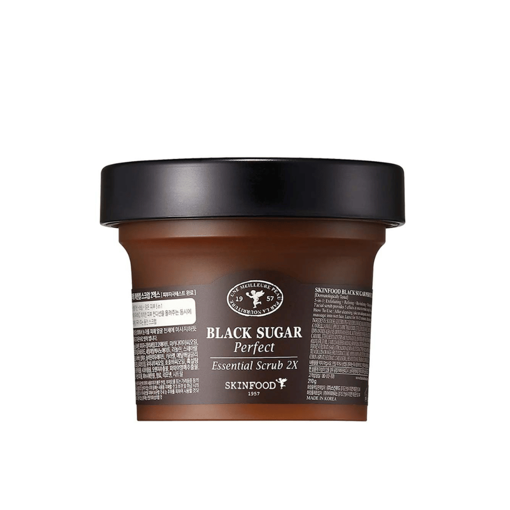 En boks SKINFOOD Black Sugar Perfect Essential Scrub 2X 210g på hvit bakgrunn.