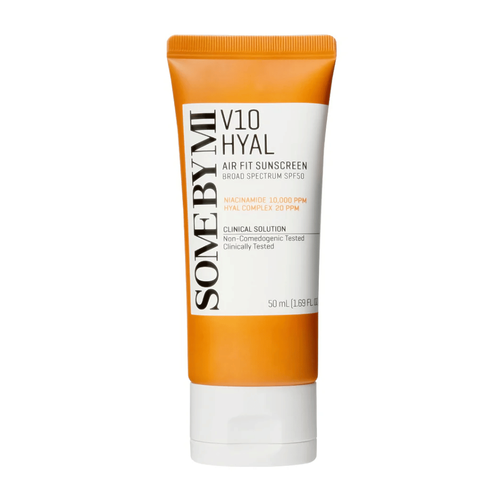 SOME BY MI V10 Hyal Air Fit Sunscreen SPF50 gir bredspektret UV-beskyttelse. Inneholder 10,000 PPM niacinamid og 20 PPM hyaluronsyrekompleks som fukter og lysner opp huden. Klinisk testet og ikke-komedogen, noe som gjør den ideell for daglig bruk.