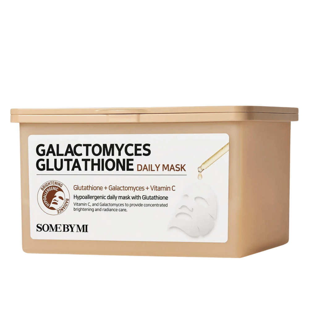 Galactomyces Glutathione Daily Mask fra Some By Mi er en hypoallergen ansiktsmaske som kombinerer glutation, galactomyces og vitamin C. Den gir en konsentrert behandling for å lysne opp og gi huden strålende glød, samtidig som den pleier huden.