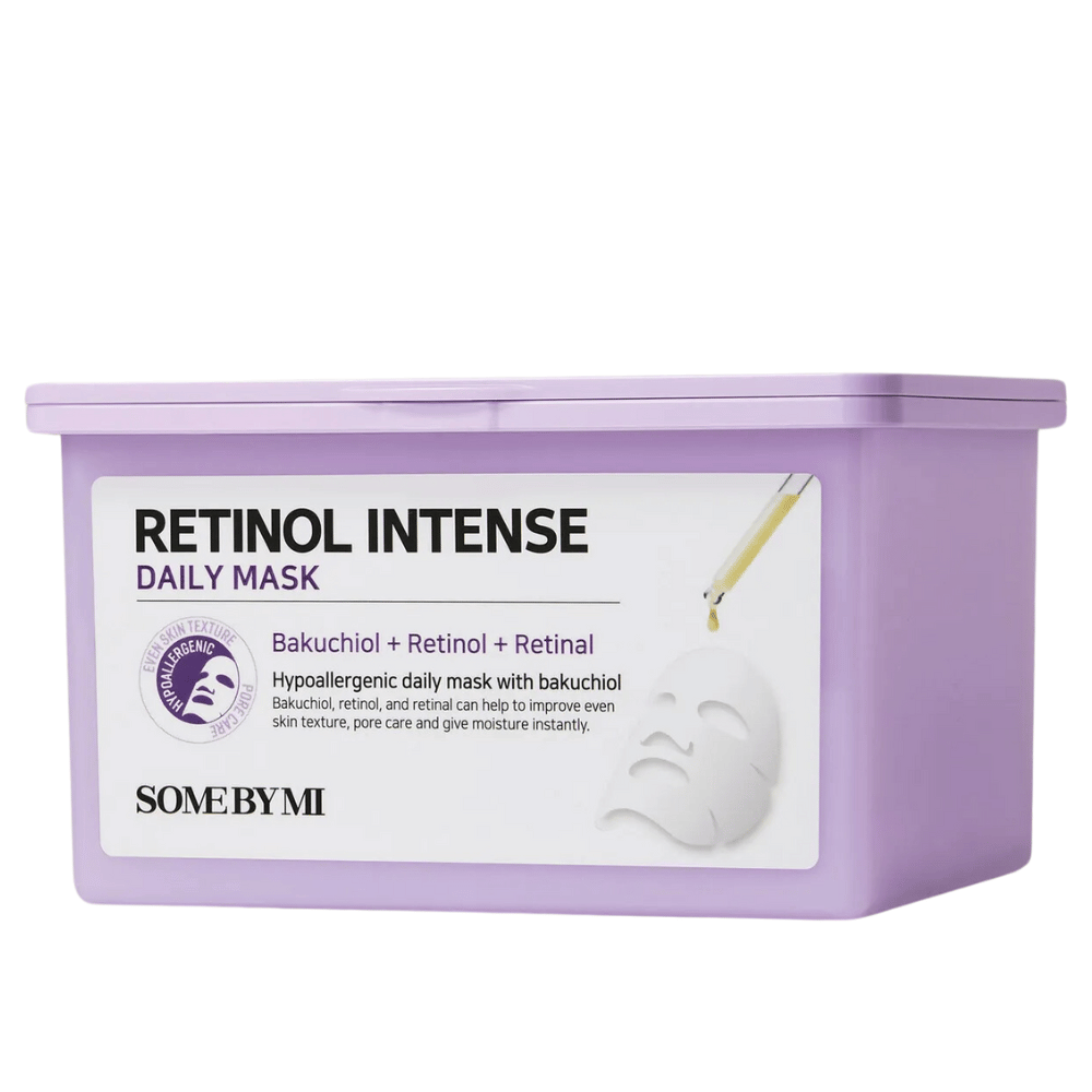 Dette bildet viser Some By Mi
"Retinol Intense Daily Mask." Denne daglige ansiktsmasken inneholder bakuchiol, retinol og retinal, som hjelper med å forbedre hudens struktur, minimere porer og tilføre fukt. Produktet er hypoallergenisk og designet for daglig bruk.