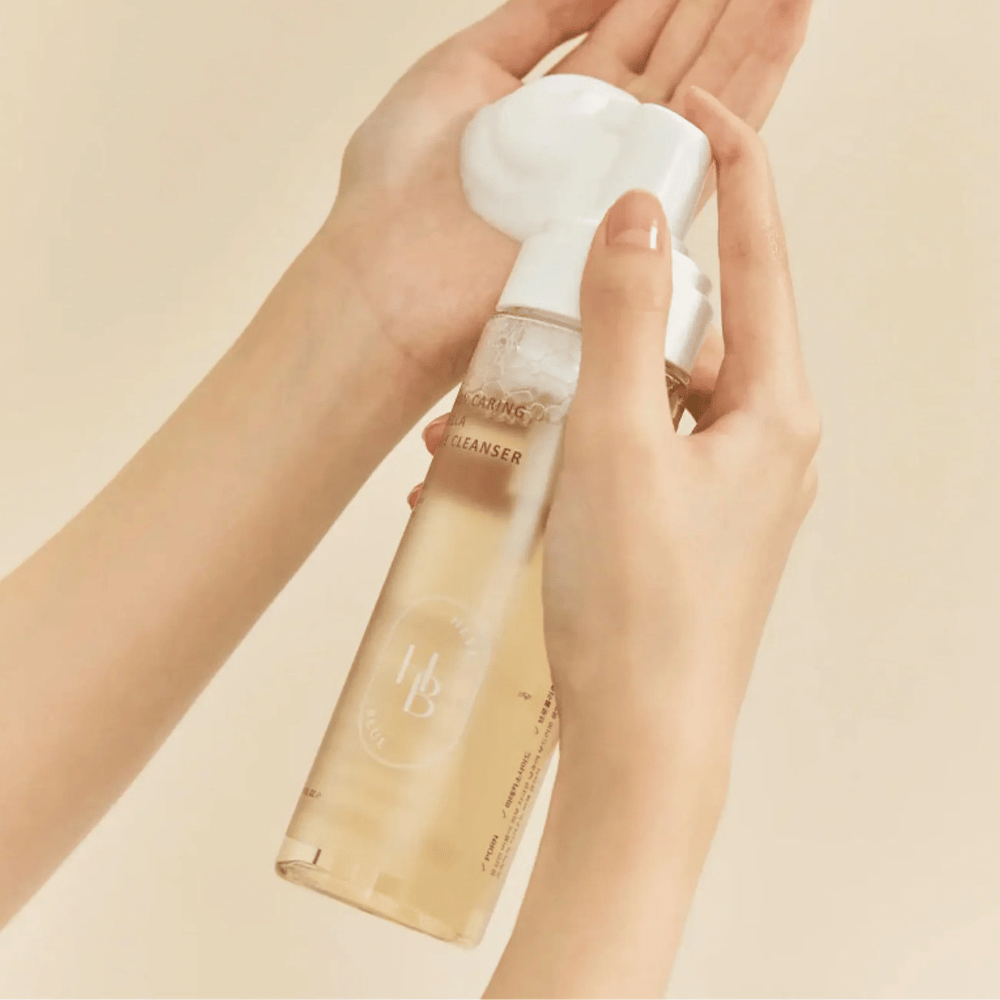 Heveblue Salmon Caring Centella Bubble Cleanser brukes i hånden – mild koreansk boblerenser som skaper et luftig skum og hjelper til med å rense huden uten å tørke ut.