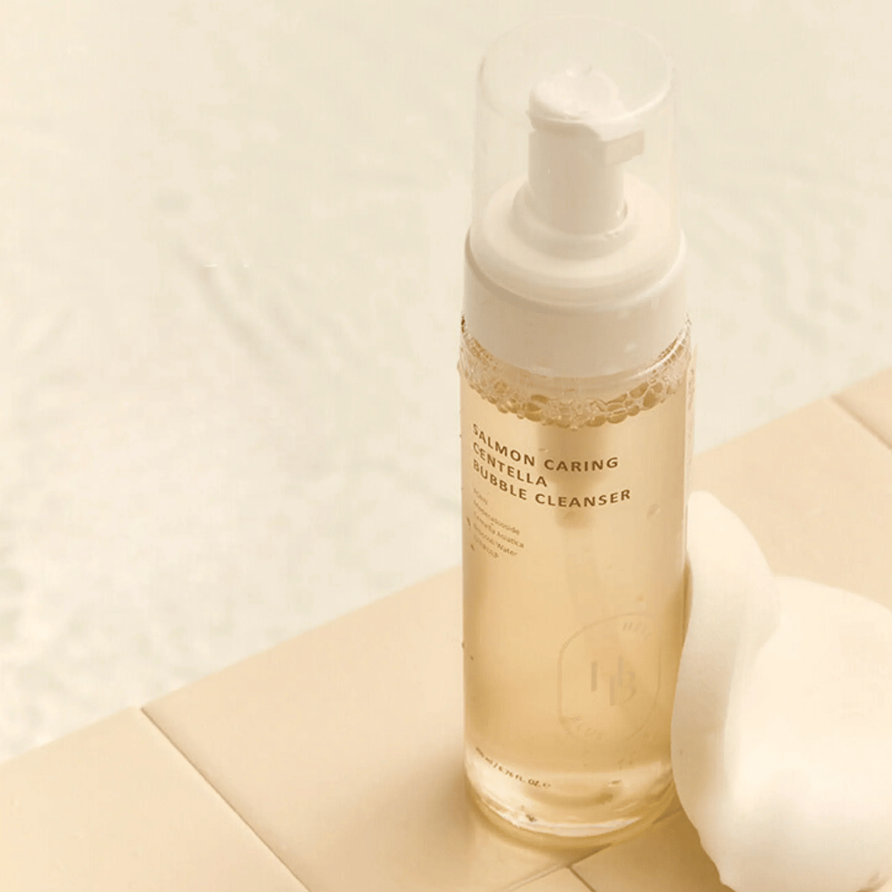 Heveblue Salmon Caring Centella Bubble Cleanser – koreansk ansiktsrens med Centella Asiatica og PDRN fra laks som hjelper til med å rense huden skånsomt og gi et mykt rensende skum.