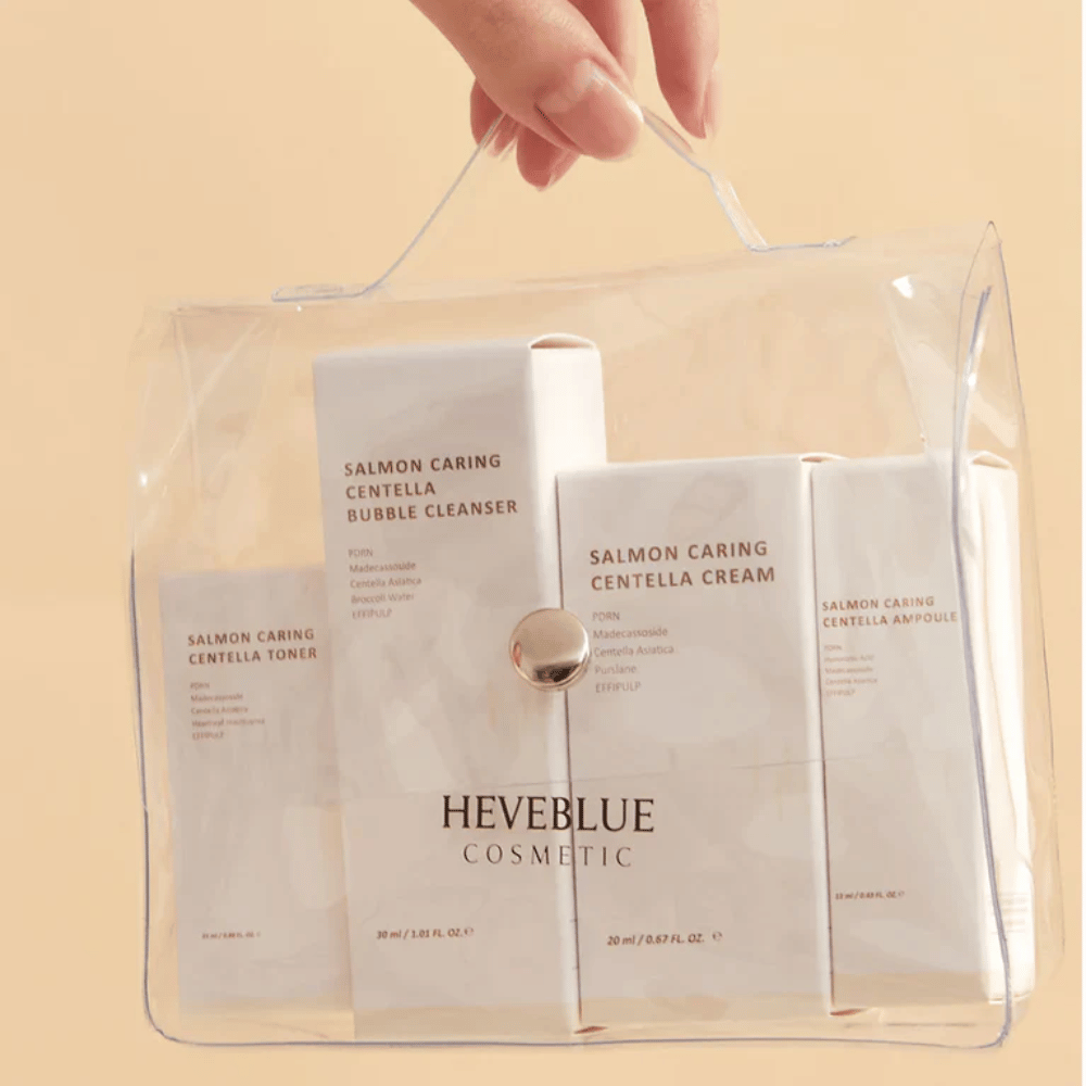 Heveblue Salmon Caring Centella Special Travel Kit toalettmappe – komplett koreansk hudpleiesett med toner, cleanser, krem og ampoule i transparent reiseveske.