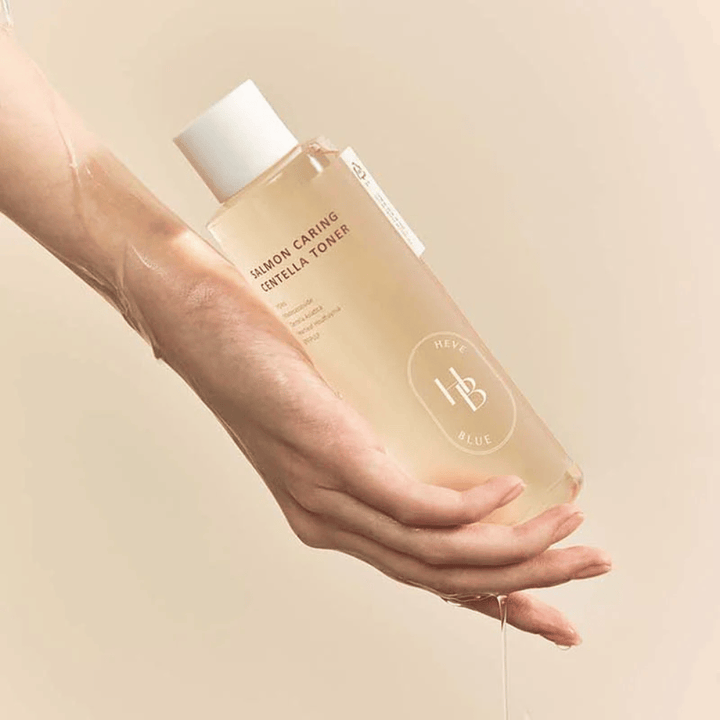 Påføring av Salmon Caring Centella Toner – fuktighetsgivende koreansk ansiktstoner med centella asiatica som balanserer huden, gir glød og forbedrer hudens elastisitet.