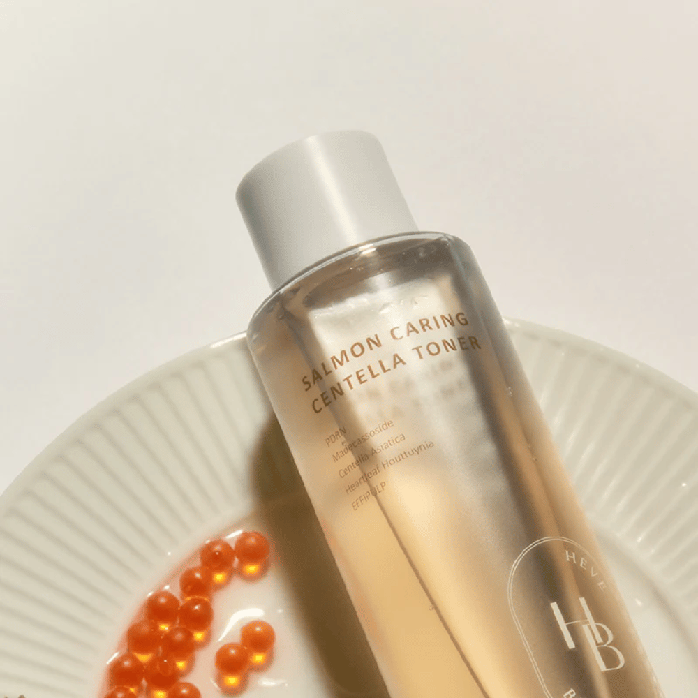Salmon Caring Centella Toner fra Heveblue med laks-inspirert ingrediensmiljø – koreansk toner med PDRN og centella som beroliger huden, styrker hudbarrieren og gir intensiv fuktighet.