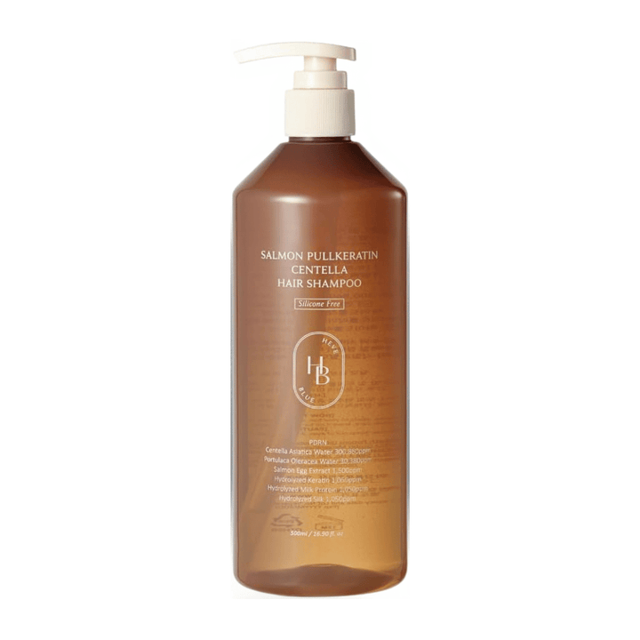 Heveblue Salmon Pullkeratin Centella Hair Shampoo i transparent brun pumpeflaske mot lys bakgrunn. Sjampo med centella, lakseekstrakt og keratin som hjelper til med å rengjøre og pleie håret.