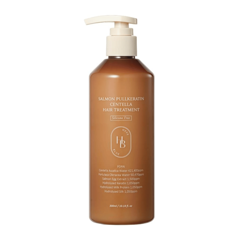 Heveblue Salmon Pullkeratin Centella Hair Treatment i brun pumpeflaske mot lys bakgrunn. Hårbehandling med centella, lakseekstrakt, keratin, silkeprotein og melkeprotein for pleie og fuktighet til håret.
