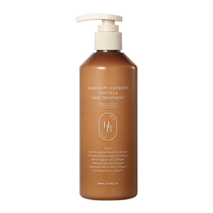 Heveblue Salmon Pullkeratin Centella Hair Treatment i brun pumpeflaske mot lys bakgrunn. Hårbehandling med centella, lakseekstrakt, keratin, silkeprotein og melkeprotein for pleie og fuktighet til håret.