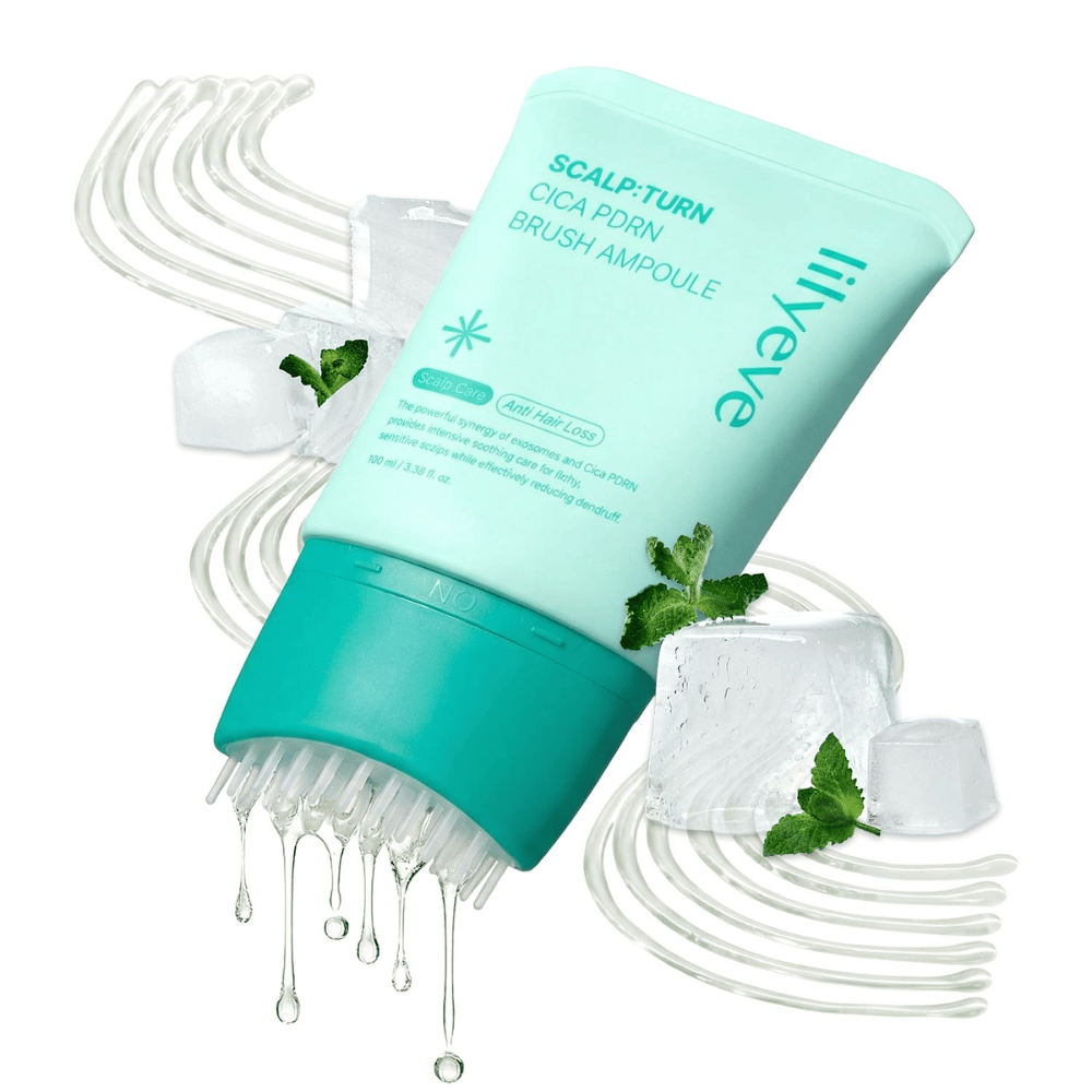 Nærbilde av LILYEVE Scalp:Turn Cica PDRN Brush Ampoule sammen med isbiter, mynte og serumdråper. Bildet formidler en kjølende og oppfriskende følelse samtidig som det fremhever den unike børsteapplikatoren.