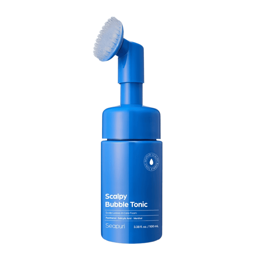 Frilagt produktbilde av Seapuri Scalpy Bubble Tonic som viser den blå flasken med innebygd silikonbørste for enkel og hygienisk påføring direkte i hodebunnen.
