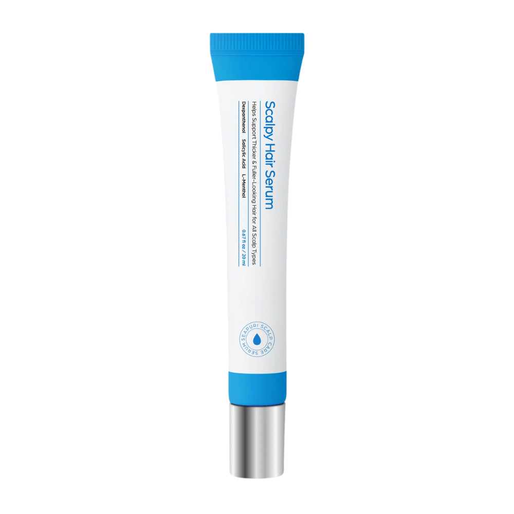 Produktbilde av Seapuri Scalpy Hair Serum i hvit og blå tube med metallkork. Hårserum som styrker røtter og fremmer vekst.