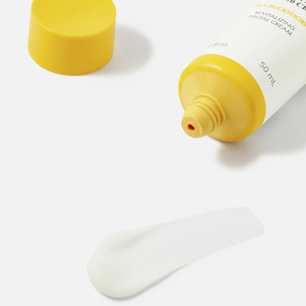 1. Purito SEOUL Sea Buckthorn Vital 70 Cream – nærbilde av ansiktskremens lette hvite konsistens ved siden av åpen tube med gul kork