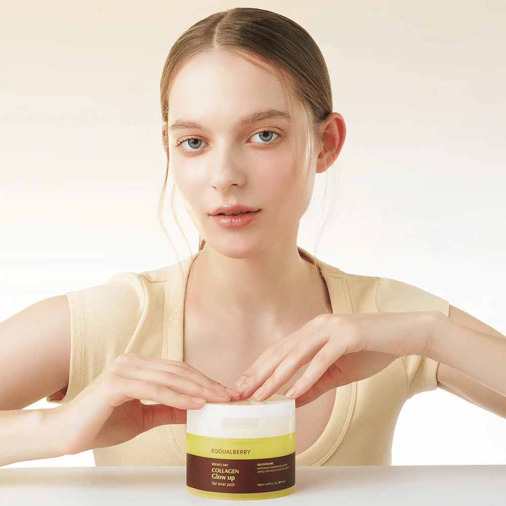 Modell som holder Bouncy Day Collagen Glow up Gel Toner Pads, som fukter og gir en vakker glød med lav molekylær kollagen og glutation.