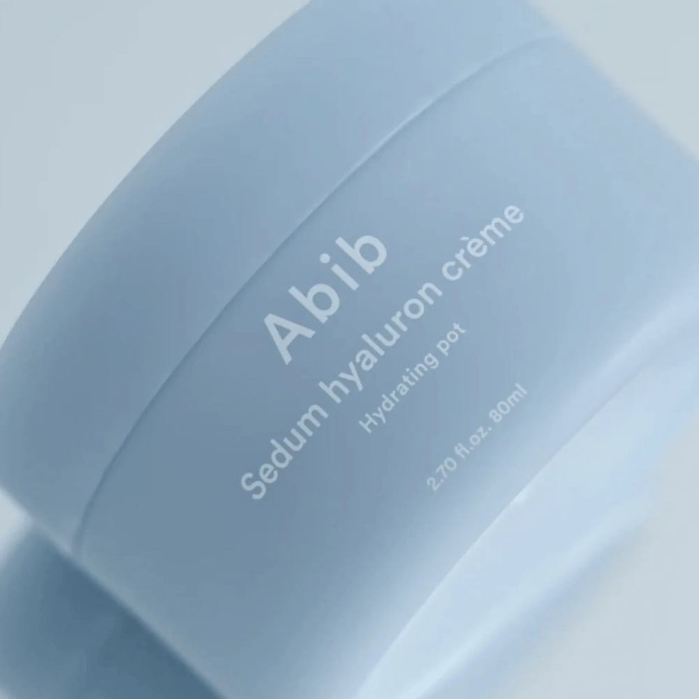 Nærbilde av Abib Sedum Hyaluron Crème Hydrating Pot 80 ml i en lyseblå boks med minimalistisk design mot nøytral bakgrunn.