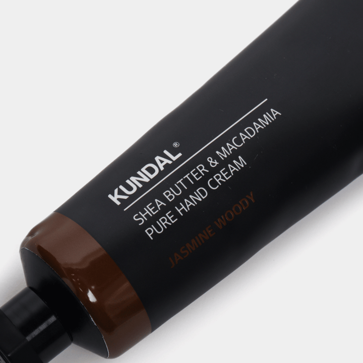 Nærbilde av KUNDAL Shea Butter & Macadamia Pure Hand Cream Jasmine Woody som viser den stilrene emballasjen og håndkremens premiumfølelse.