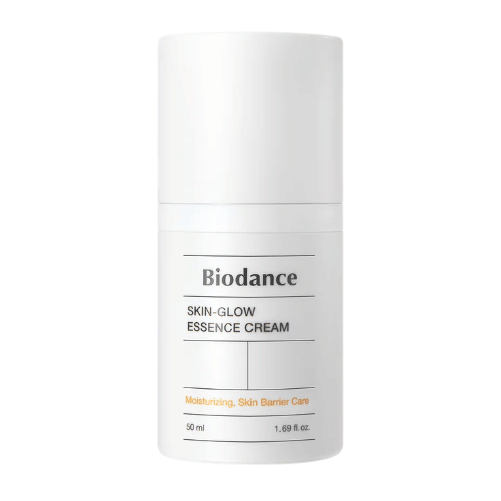 Produktbilde av Biodance Skin-Glow Essence Cream i hvit pumpeflaske med minimalistisk design. Teksten på emballasjen viser at kremen gir fuktighet og styrker hudbarrieren. Volum: 50 ml.
