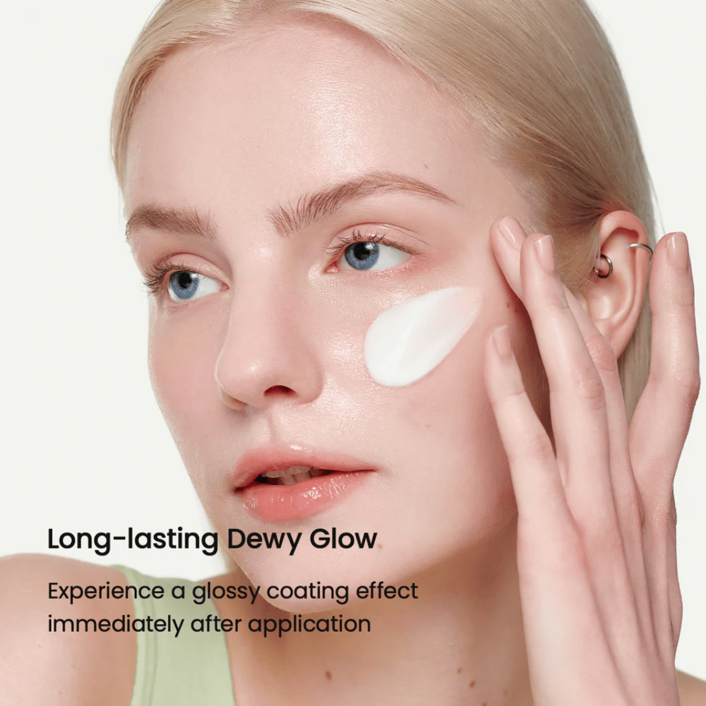 Nærbilde av en kvinne med lys hud som påfører Biodance Skin-Glow Essence Cream på kinnet, noe som gir et umiddelbart glansfullt og fuktet utseende med langvarig glød.