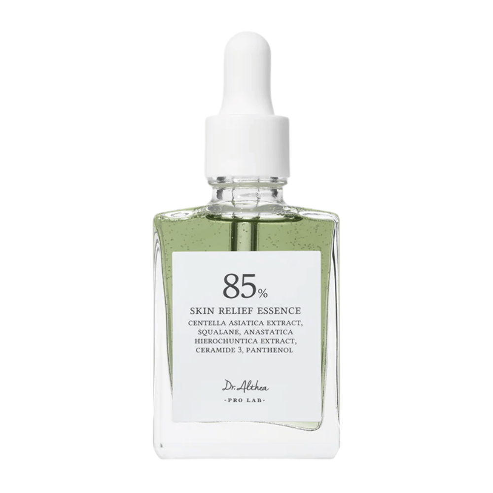 Dr. Althea 85% Skin Relief Essence i en stilren glassflaske med hvit pipette. Inneholder centella asiatica, ceramider og panthenol for å berolige og gjenopprette huden.