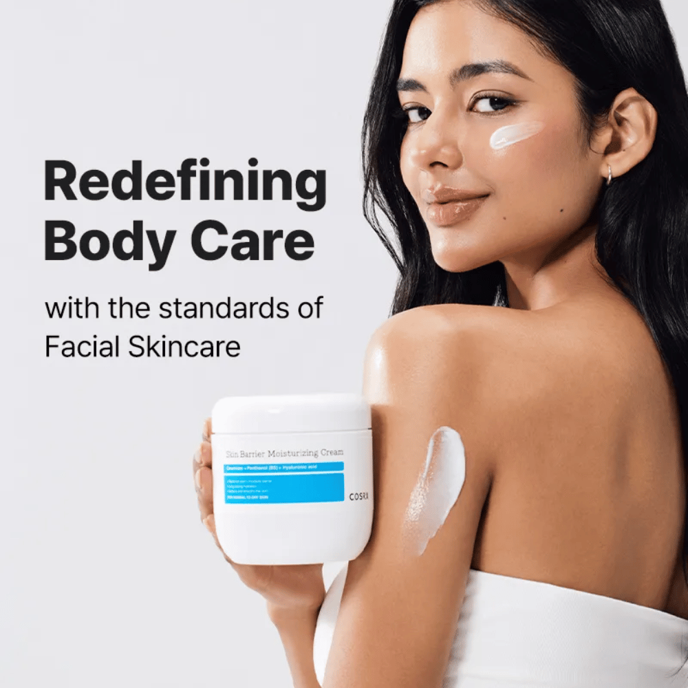 Kvinne påfører COSRX Skin Barrier Moisturizing Cream – fuktighetsgivende kroppskrem inspirert av ansiktspleie.