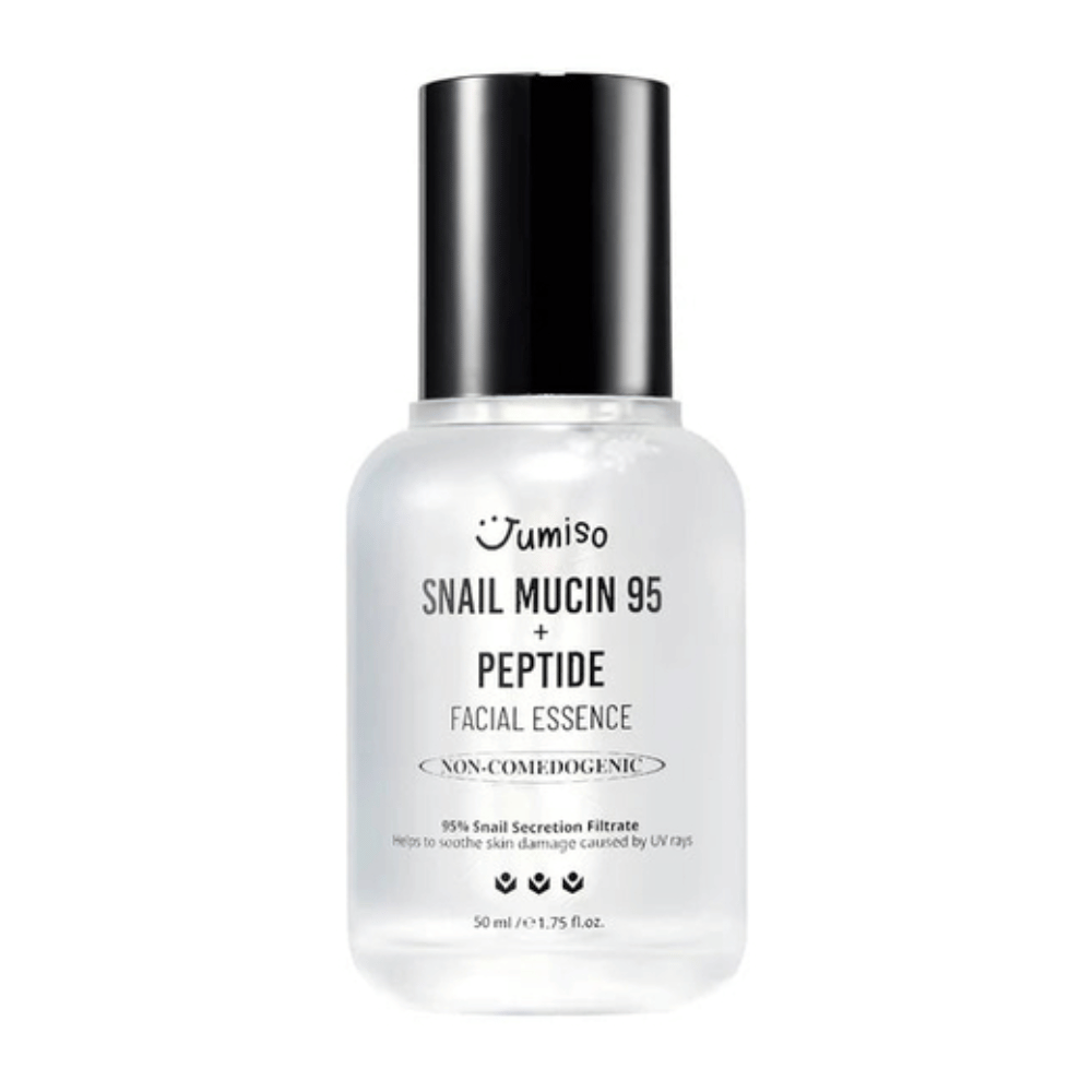 Jumiso Snail Mucin 95 + Peptide Facial Essence i en gjennomsiktig flaske med svart lokk. Beroligende, fuktighetsgivende og ikke-komedogen essens med 95 % sneglesekret.