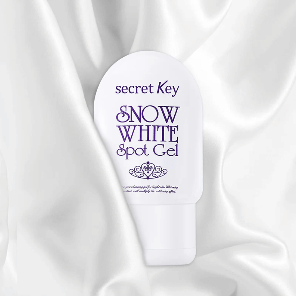 Secret Key Snow White Spot Gel plassert på hvit silkemyk stoffbakgrunn.