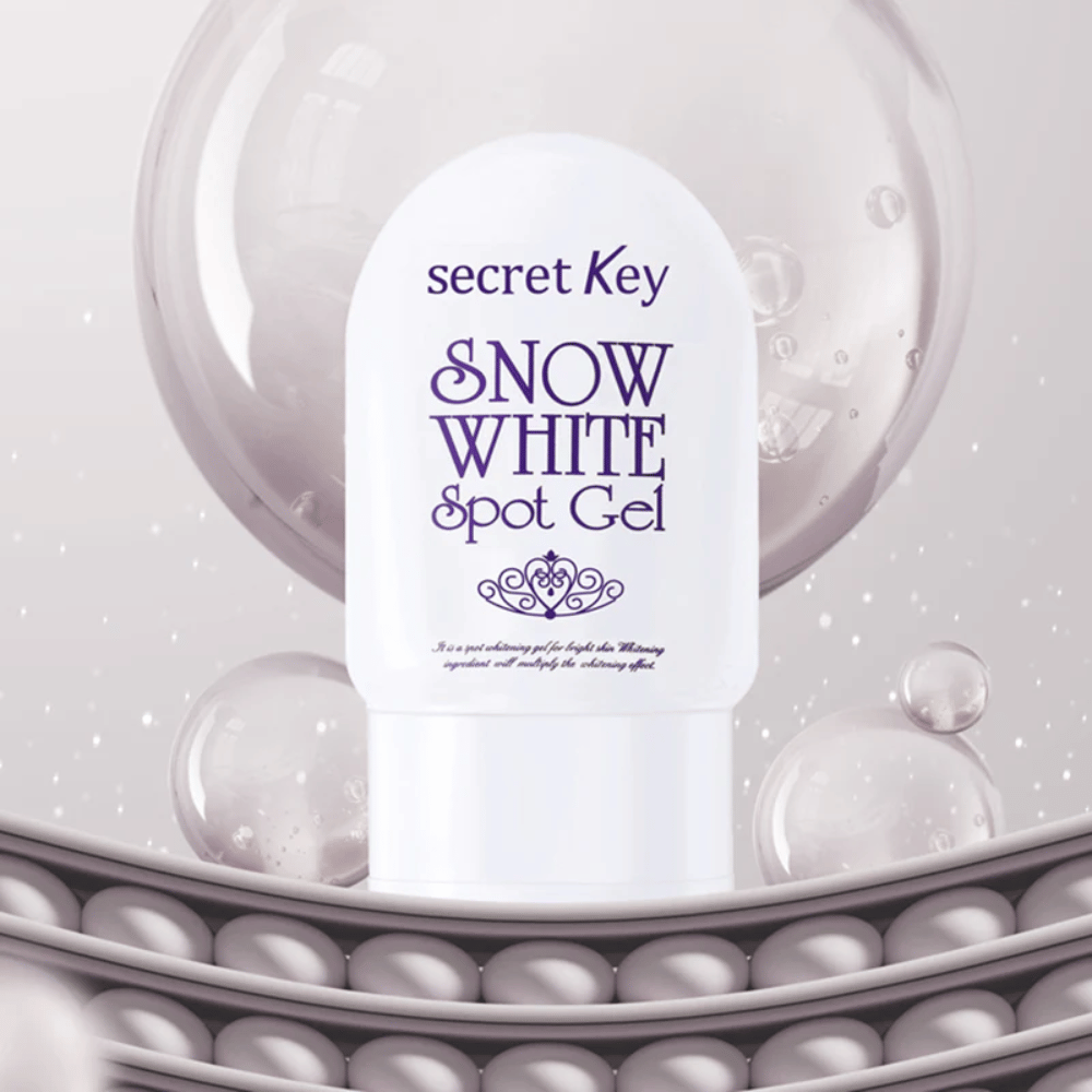 Secret Key Snow White Spot Gel i hvit emballasje mot bakgrunn med bobler og perlelignende detaljer.