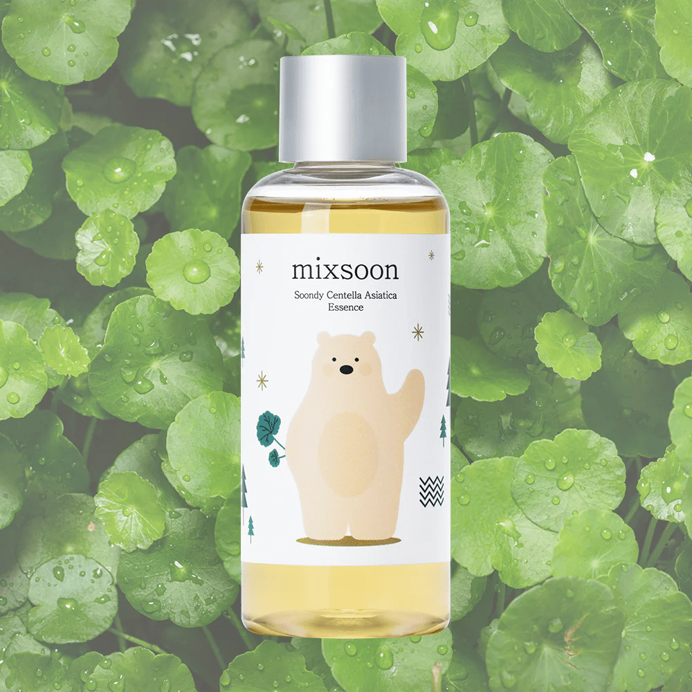Mixsoon Soondy Centella Asiatica Essence flaske med bjørneillustrasjon, mot bakgrunn av grønne centella-blad.