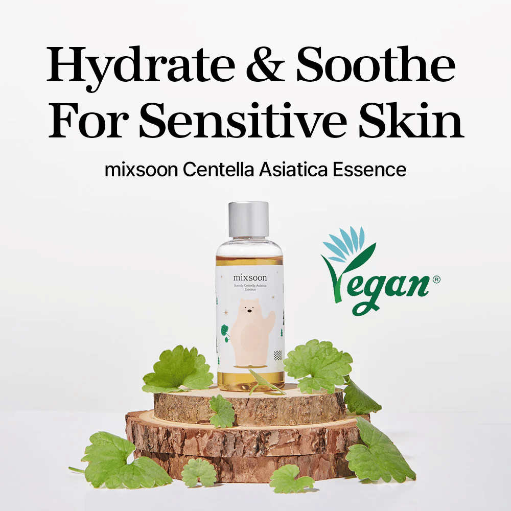 Mixsoon Centella Asiatica Essence med veganmerking, flaske plassert på treplate med grønne blader, tekst ”Hydrate & Soothe For Sensitive Skin”.