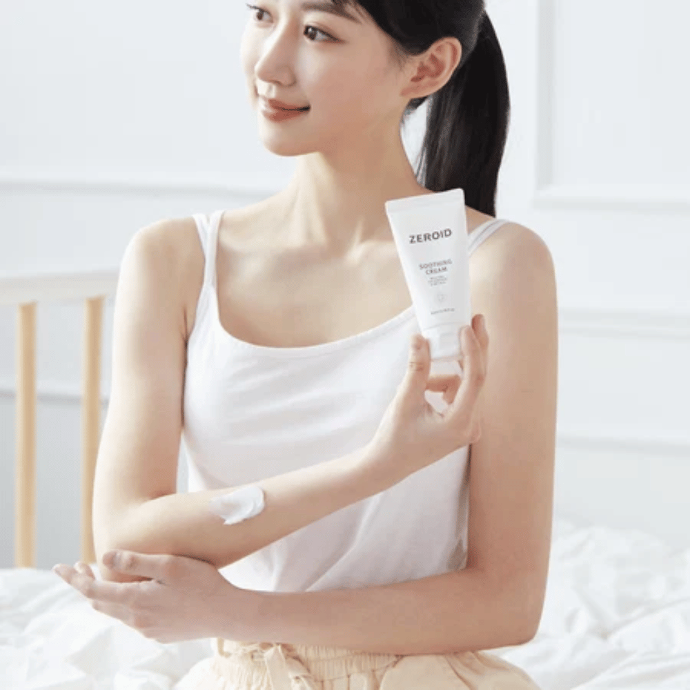 Person påfører ZEROID Soothing Cream på armen for å berolige tørr og sensitiv hud
