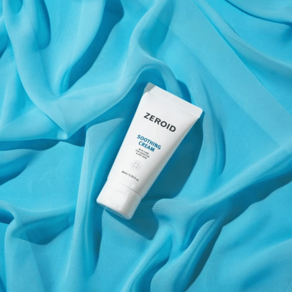 ZEROID Soothing Cream på blå bakgrunn som styrker hudbarrieren og gir fuktighet til sensitiv hud