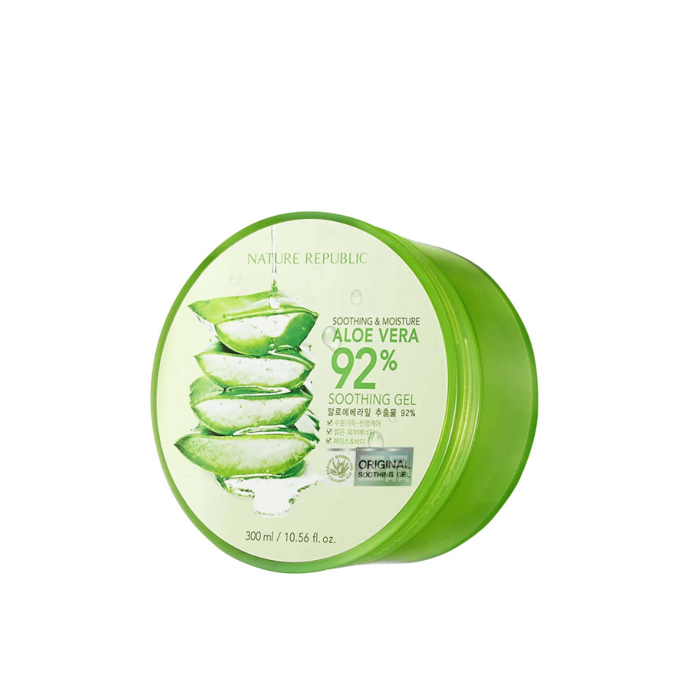 En grønn rund boks med Nature Republic Aloe Vera 92% Soothing Gel. Emballasjen viser et bilde av aloe vera-blader og tekst som beskriver produktets beroligende og fuktighetsgivende egenskaper. Innholdet er 300 ml (10.56 fl. oz).