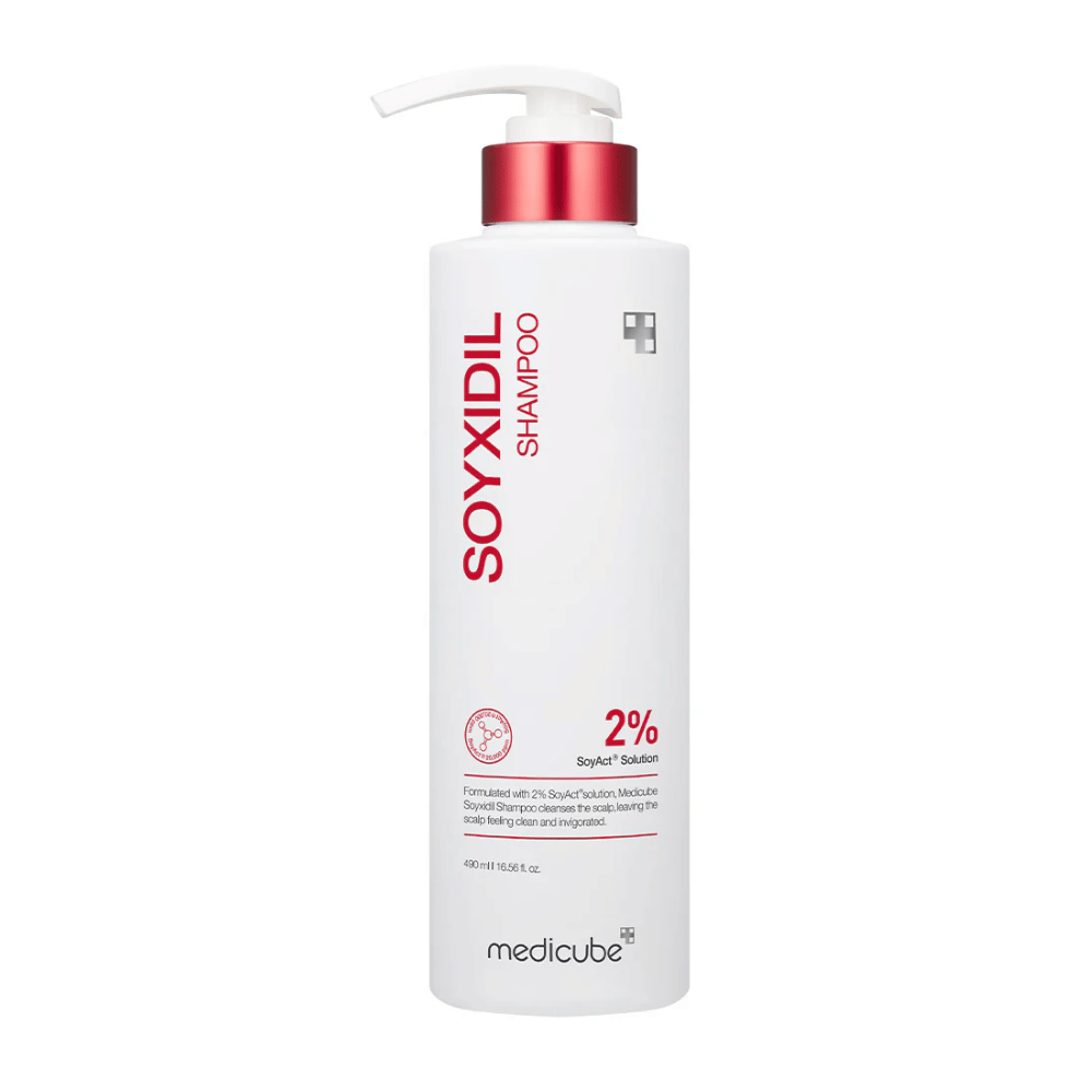 Produktbilde av Medicube Soyxidil Shampoo i hvit flaske med rød pumpe – inneholder 2% SoyAct™ Solution for sterkere hår og redusert håravfall.