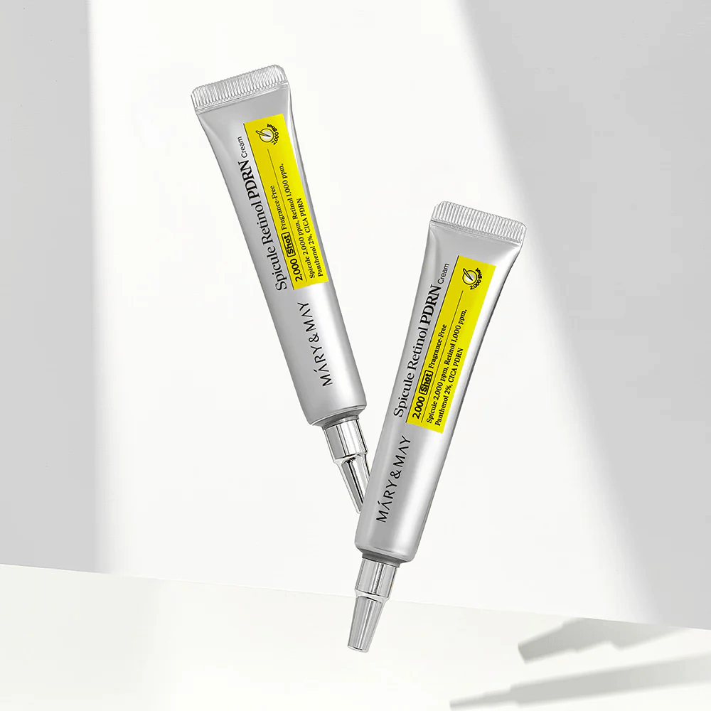 To tuber av MARY & MAY Spicule Retinol PDRN Cream på lys bakgrunn, en intensiv nattkrem med spicule og retinol for hudfornyelse og forbedret hudtekstur.
