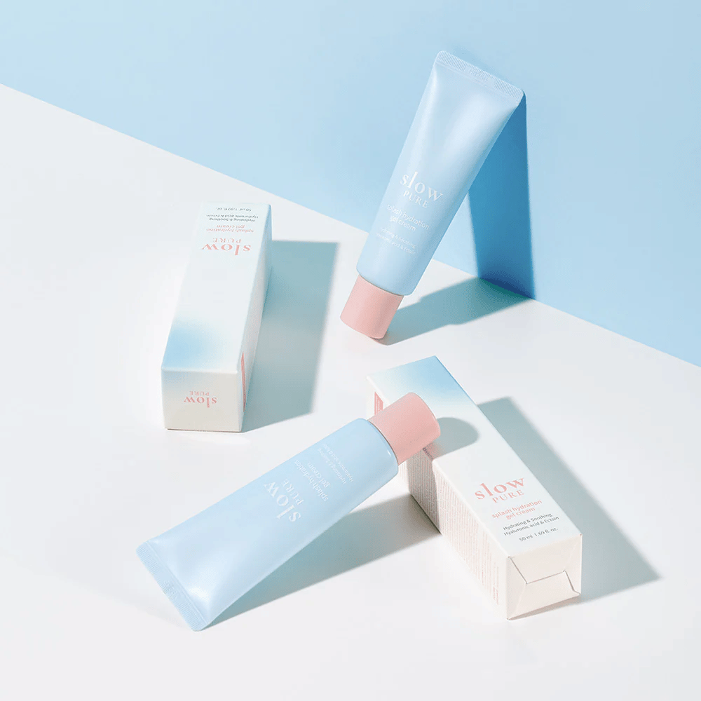 Flere Slow Pure Splash Hydration Gel Cream tuber med emballasje i lyseblå og hvite toner.