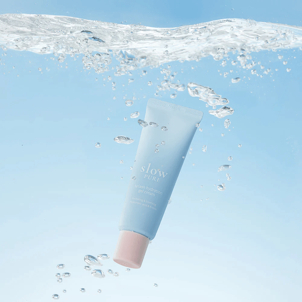 Slow Pure Splash Hydration Gel Cream avbildet under vann, symboliserer intensiv fuktighet.