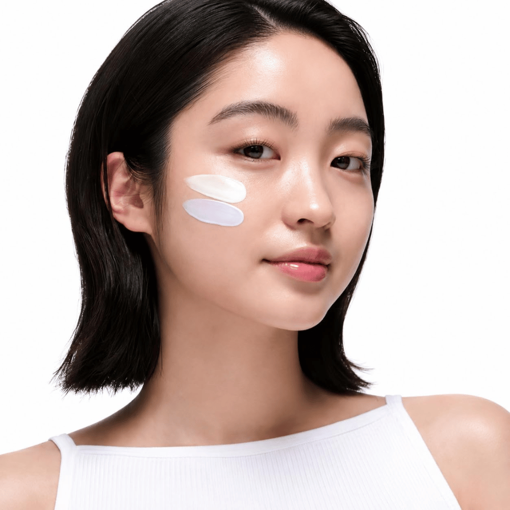 2. Beauty of Joseon Stay Fresh Color Correcting Sunscreen SPF 50 – modell med grønn og lilla fargekorrigerende solkrem på kinnet
