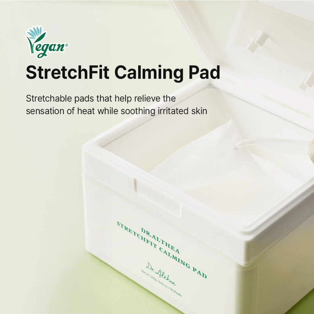 Bilde – livsstil / emballasje åpen (kjøpsintensjon)
Dr. Althea Stretchfit Calming Pad i emballasje med fuktighetsgivende puter som beroliger og pleier sensitiv hud.