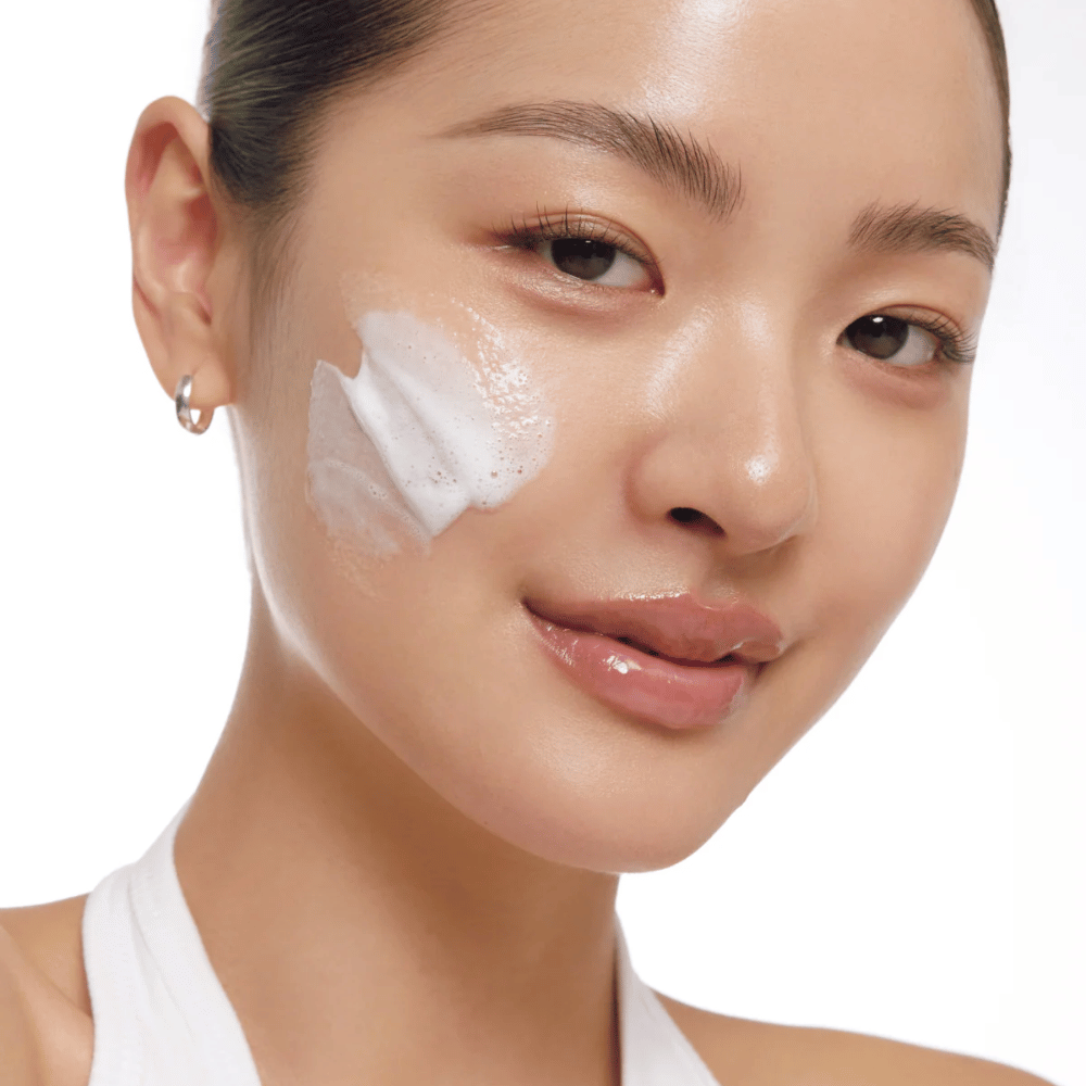 AXIS-Y Sunday Morning Refreshing Cleansing Foam påføres huden