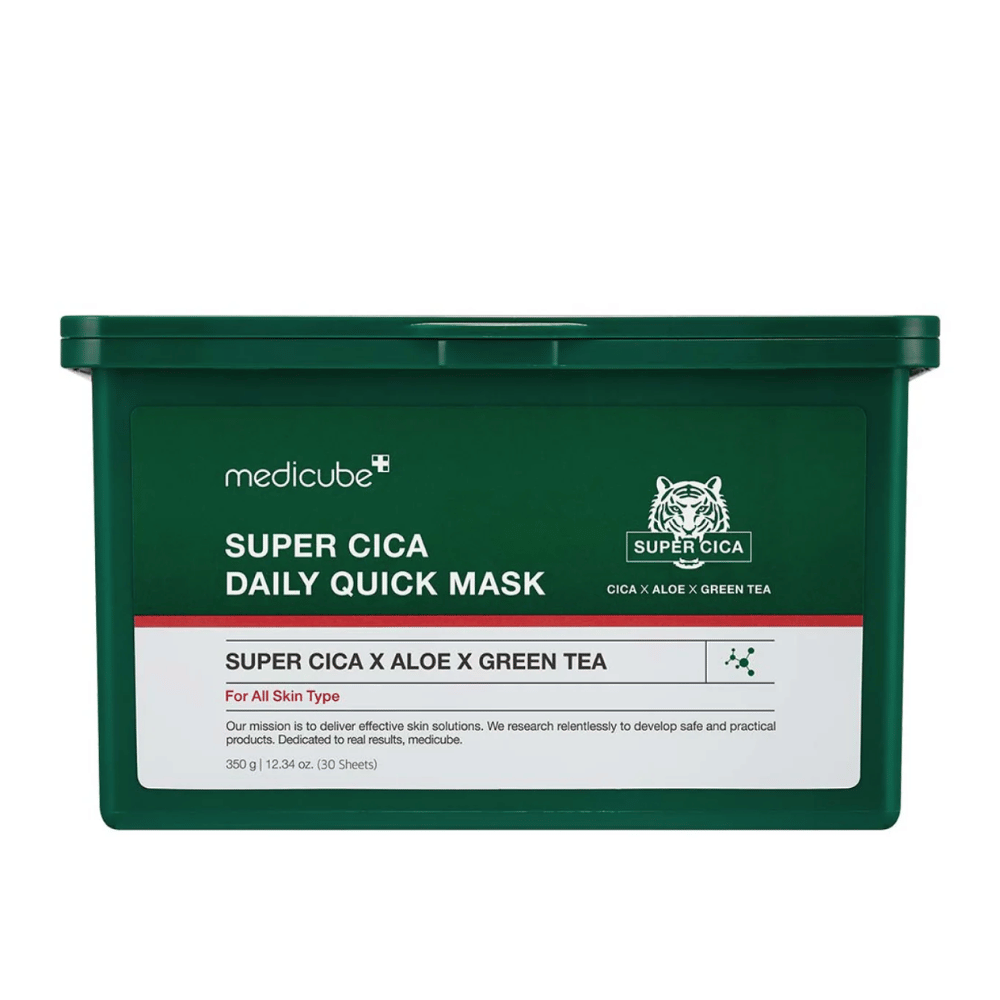 Grønn plastboks med etikett for medicube Super Cica Daily Quick Mask – en ansiktsmaske med Cica, aloe og grønn te for daglig fuktighet og beroligende effekt på alle hudtyper.