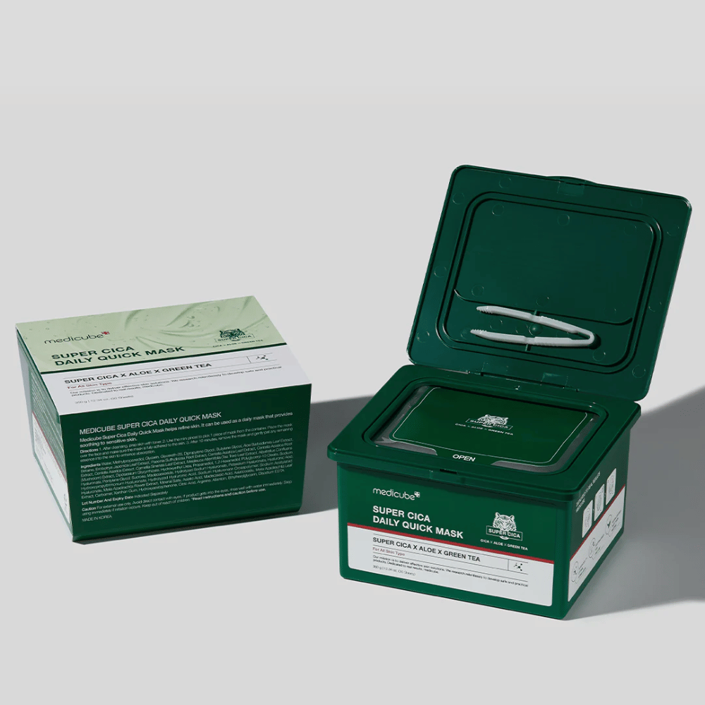 To pakker av medicube Super Cica Daily Quick Mask – en lukket eske og en åpen grønn plastboks med pinsett i lokket. Maskene inneholder Cica, aloe og grønn te for daglig pleie og beroligende effekt.