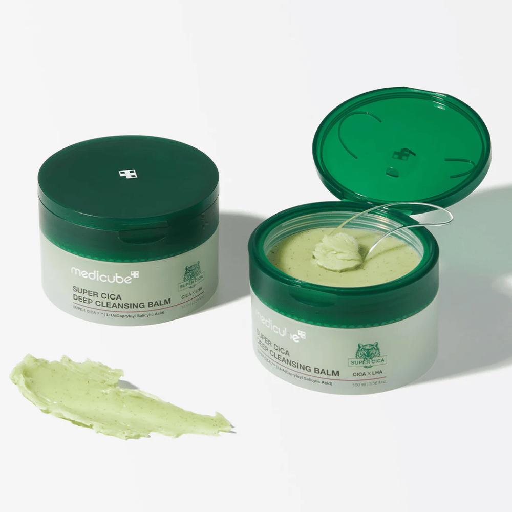 Medicube Super Cica Deep Cleansing Balm er en dyprensende balm som er ideell for sensitiv hud. Den inneholder Super Cica og LHA, som effektivt fjerner sminke, smuss og urenheter samtidig som den beroliger og pleier huden.