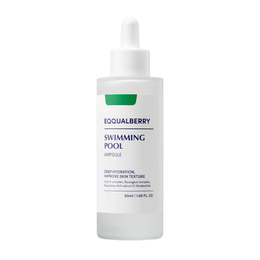 Flaske med Eqqualberry Swimming Pool Ampoule, en fuktighetsgivende ampulle som forbedrer hudteksturen, foran en hvit bakgrunn.